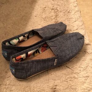 Women toms size 10